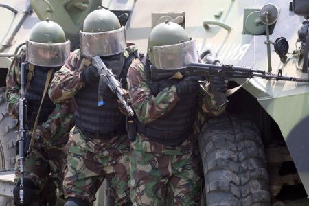 Спецназ в Махачкале начал штурм дома с боевиками Спецназ в Махачкале начал штурм дома с боевиками