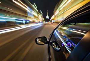 Водитель сушил после мойки свой автомобиль превышая скорость Водитель сушил после мойки свой автомобиль превышая скорость